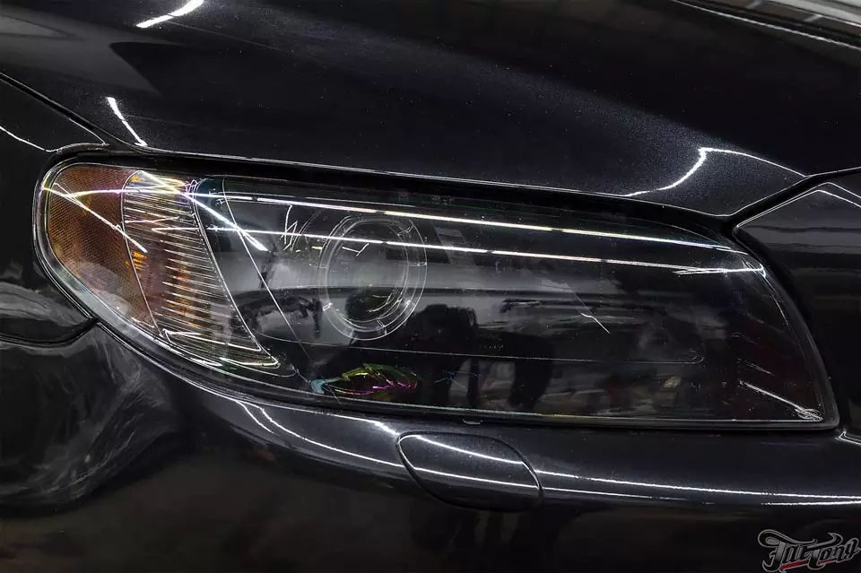 Volvo S80. Окрас масок фар в черный глянец. Антихром решетки радиатора.